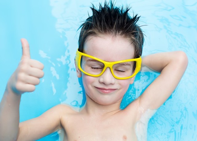 kid-peeing-pool-700x500